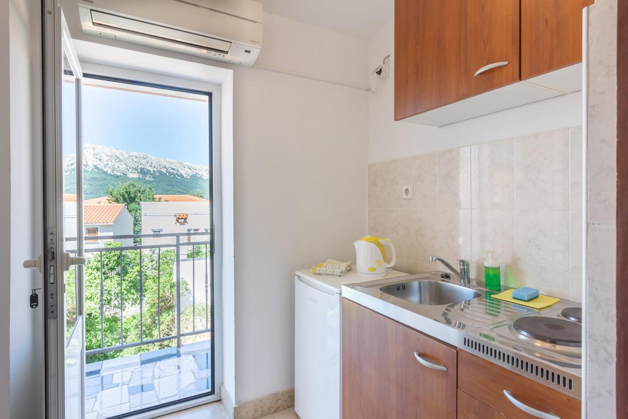 Rooms & Studio Apartments By The Way Baška Eksteriør billede