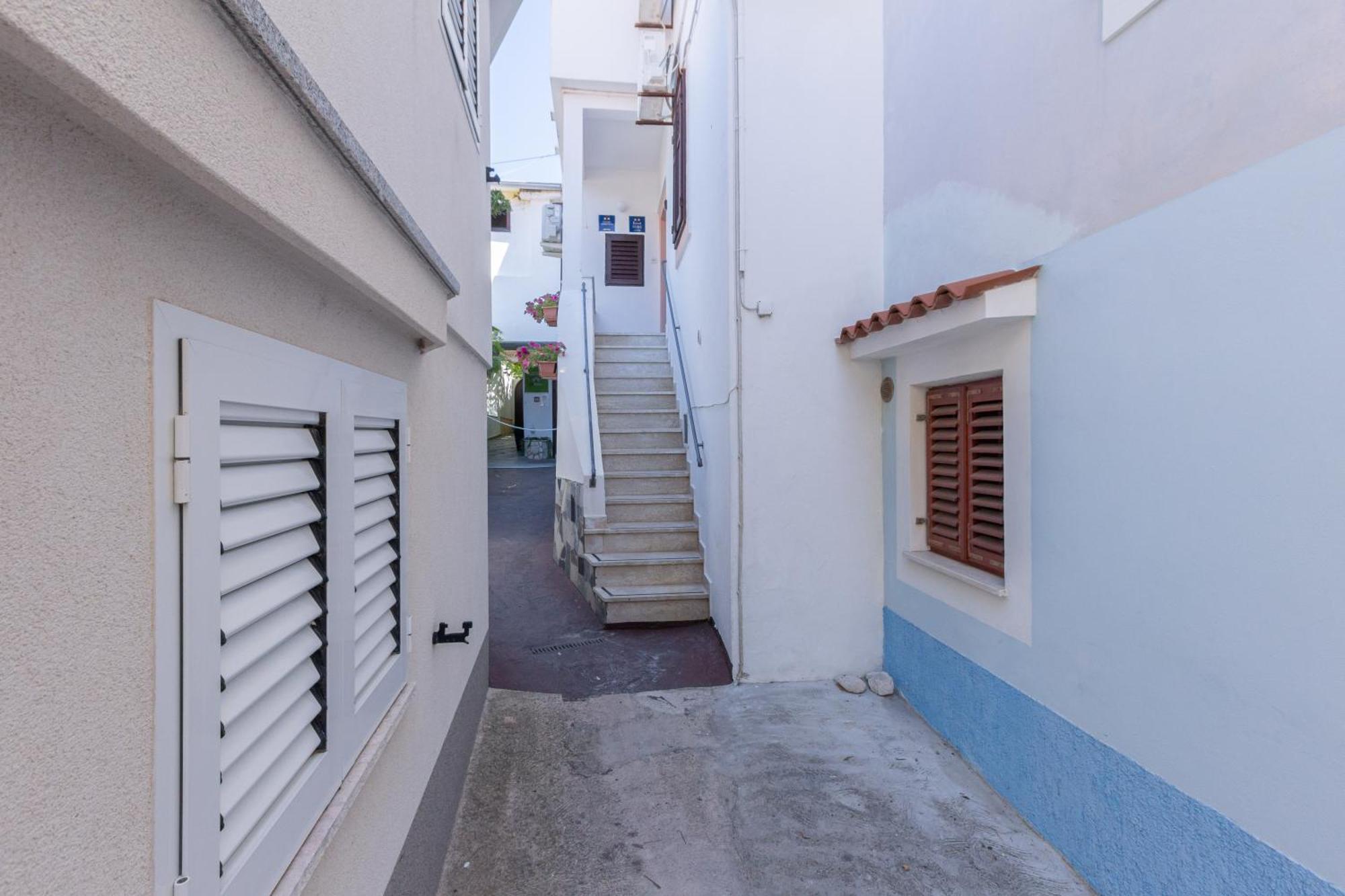 Rooms & Studio Apartments By The Way Baška Eksteriør billede